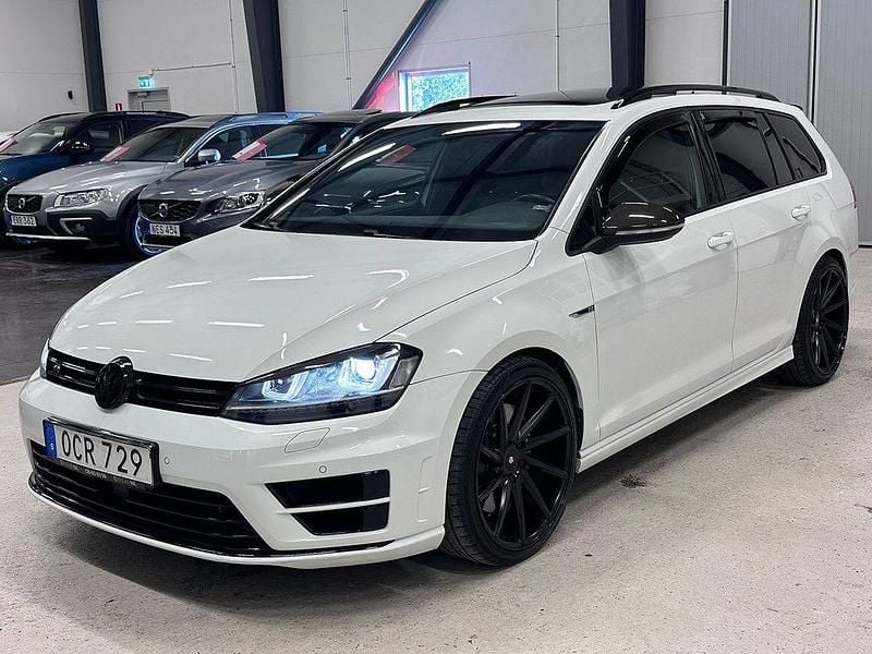 Vit Begagnad 2016 VW Golf VII R Kombi | 254 700 kr (Marknadspris) - Bild 1/4