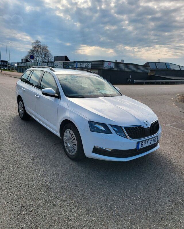 Vit Begagnad 2019 Skoda Octavia Kombi | 89 900 kr - Bild 1/4