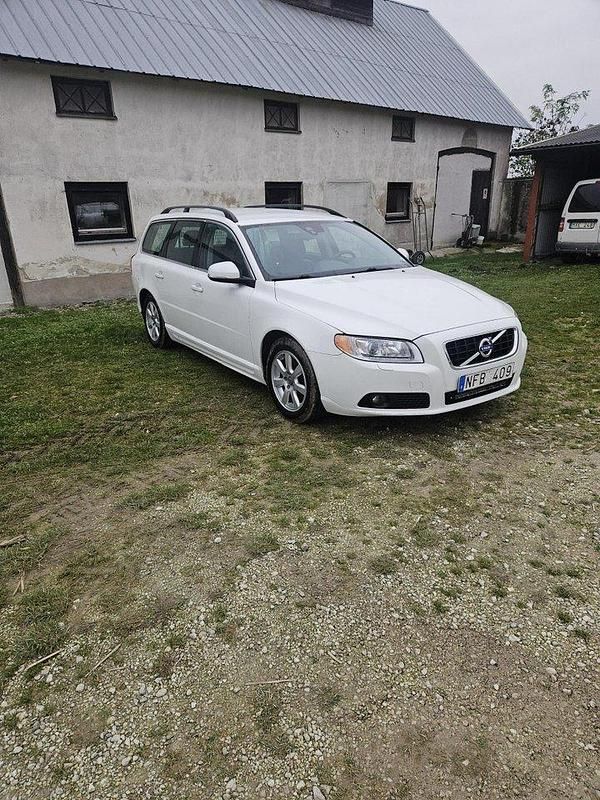 Vit Begagnad 2013 Volvo V70 Momentum Kombi | 69 000 kr (Bra pris) - Bild 1/4