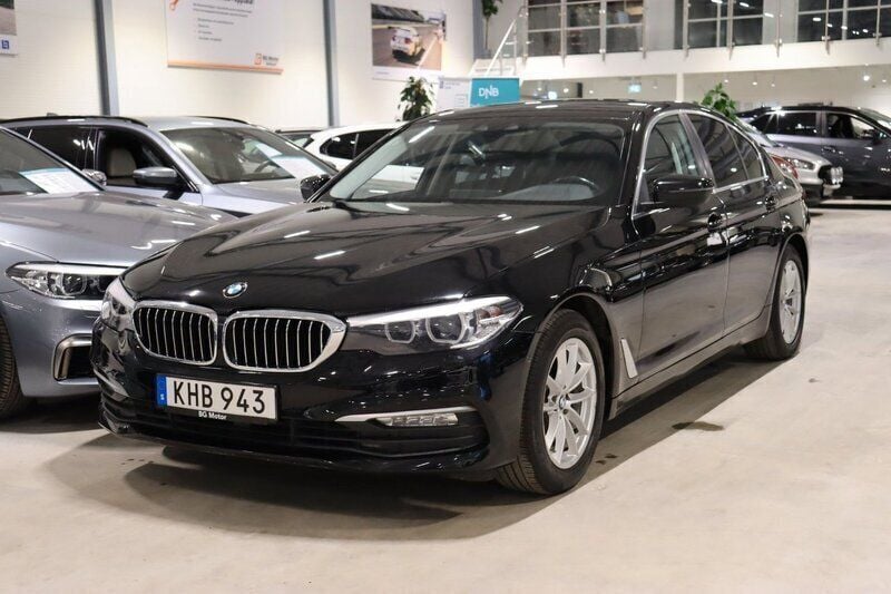 Svart Begagnad 2017 BMW 520 Sedan | 219 900 kr (Marknadspris) - Bild 1/4