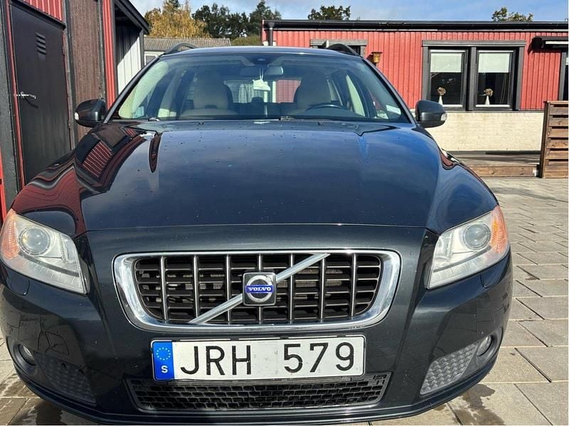 Grå Begagnad 2009 Volvo V70 Momentum Kombi | 49 000 kr (Superpris) - Bild 1/4