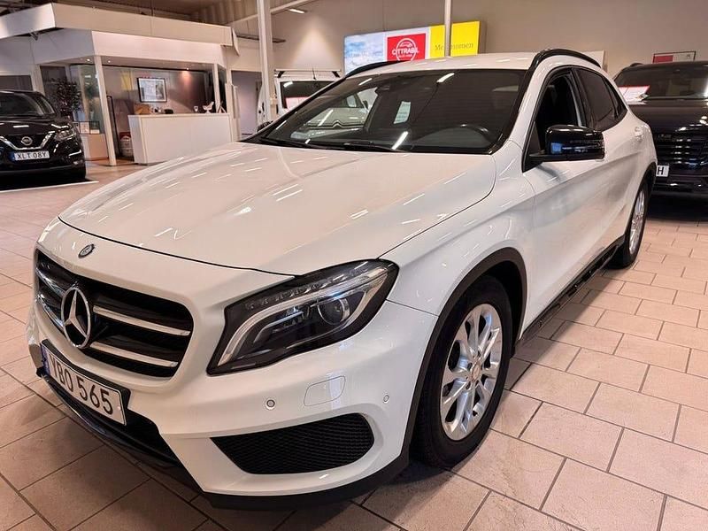 Vit Begagnad 2016 Mercedes GLA200 AMG SUV | 189 000 kr (Marknadspris) - Bild 1/4
