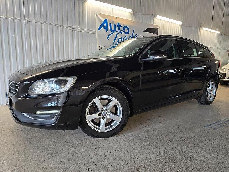 Svart Begagnad 2016 Volvo V60 Momentum Kombi | 104 900 kr (Marknadspris) - Bild 1/4