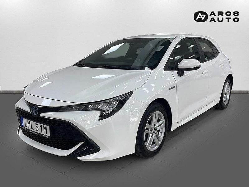 Vit Begagnad 2019 Toyota Corolla Hybrid Active Halvkombi | 199 000 kr (Marknadspris) - Bild 1/4