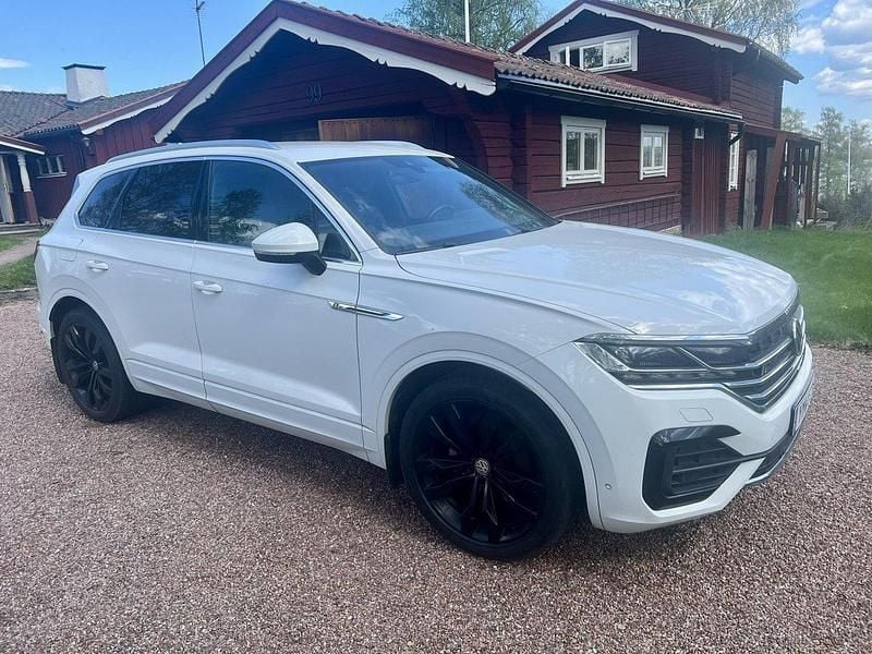 Vit Begagnad 2018 VW Touareg SUV | 469 000 kr (Lite dyr) - Bild 1/4