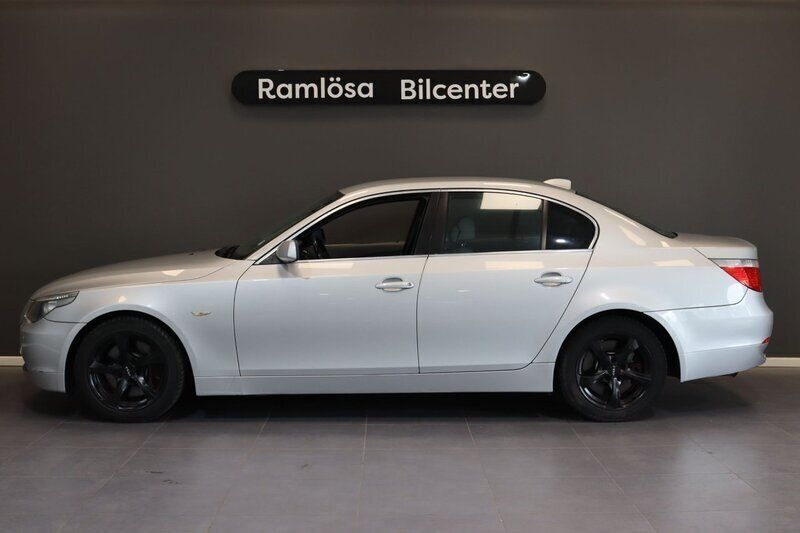 Ljusgrå Begagnad 2004 BMW 545 Sedan | 69 900 kr - Bild 1/4