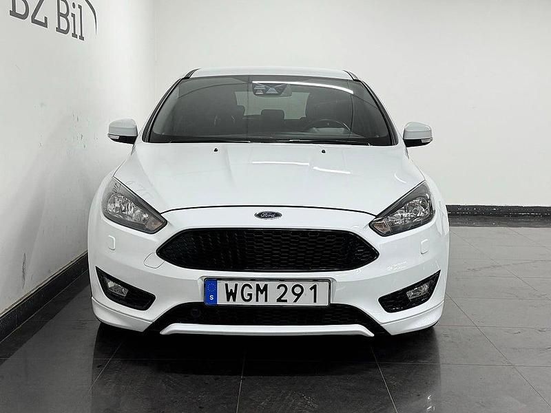 Begagnad Ford Focus ST-Line 125 HK (91 kW) 2016 Vit Halvkombi