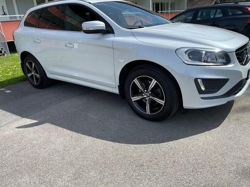 Vit Begagnad 2016 Volvo XC60 R-Design SUV | 199 900 kr (Marknadspris) - Bild 1/4