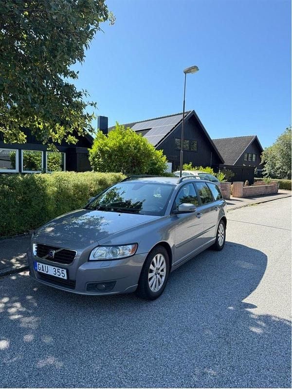 Grå Begagnad 2008 Volvo V50 Momentum Kombi | 28 000 kr (Bra pris) - Bild 1/4
