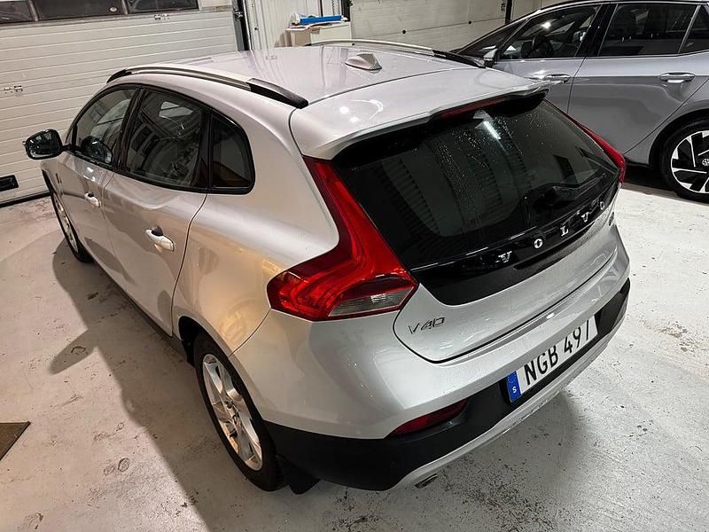 Begagnad Volvo V40 Momentum 150 HK (110 kW) 2016 Silver Halvkombi