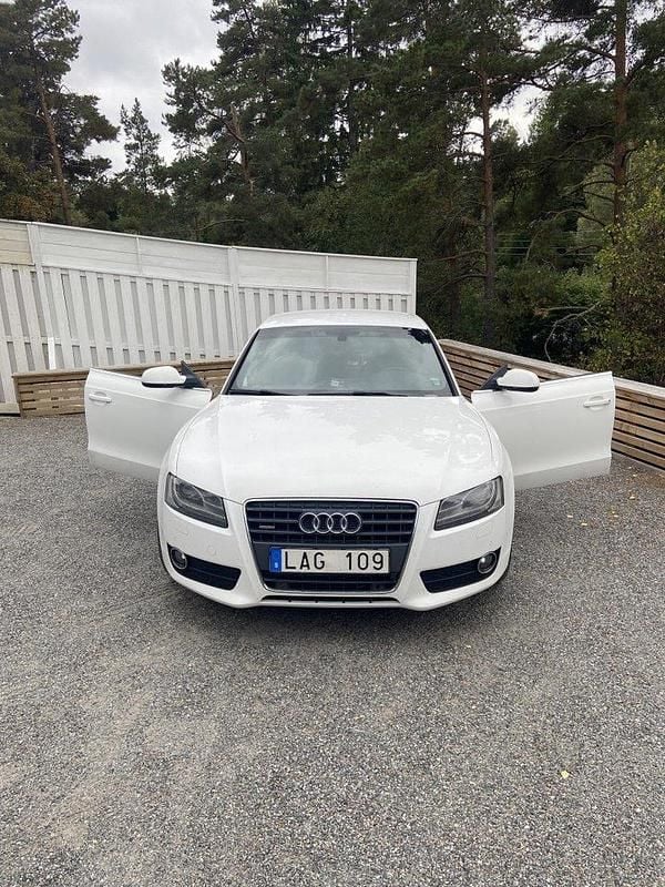 Vit Begagnad 2010 Audi A5 Sportback Comfort Halvkombi | 95 000 kr (Marknadspris) - Bild 1/4