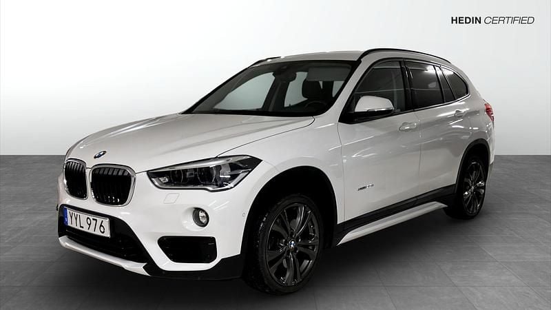 Vit Begagnad 2018 BMW X1 Sport Line SUV | 209 900 kr (Bra pris) - Bild 1/4