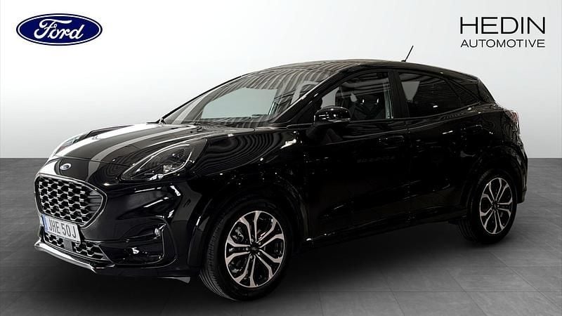 Svart (black) Begagnad 2022 Ford Puma Gen-E ST-Line Halvkombi | 219 900 kr (Marknadspris) - Bild 1/4