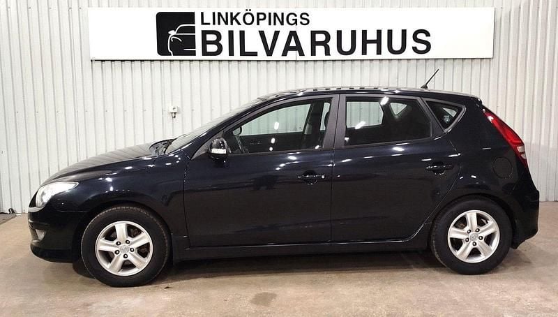 Svart Begagnad 2010 Hyundai i30 Halvkombi | 39 900 kr (Marknadspris) - Bild 1/4