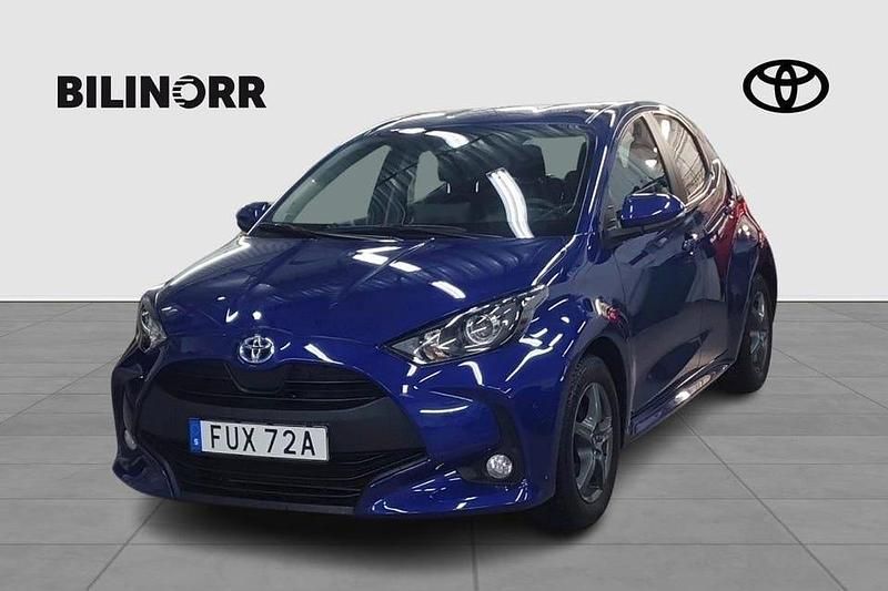 Blå Begagnad 2023 Toyota Yaris Hybrid Active Halvkombi | 219 900 kr (Marknadspris) - Bild 1/4