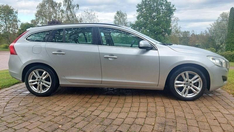 Silver Begagnad 2012 Volvo V60 Momentum Kombi | 62 000 kr (Superpris) - Bild 1/4