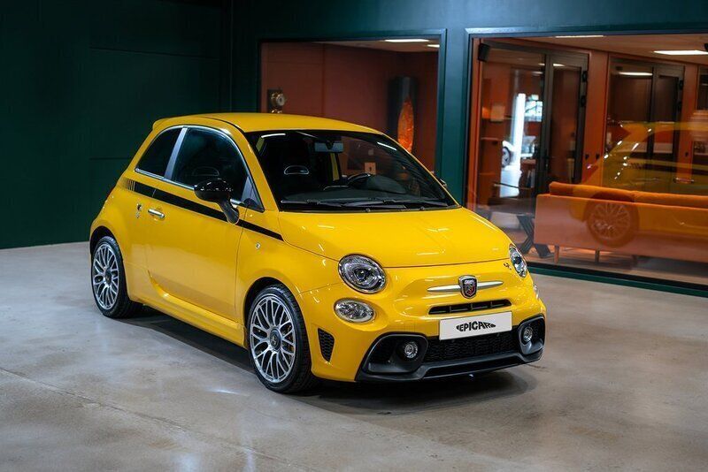 Gul Begagnad 2016 Abarth 595 Halvkombi | 159 900 kr (Dyr) - Bild 1/4