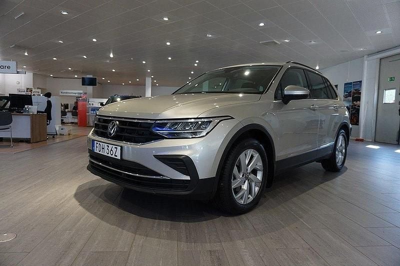 Silver Begagnad 2024 VW Tiguan SUV | 319 000 kr (Bra pris) - Bild 1/4