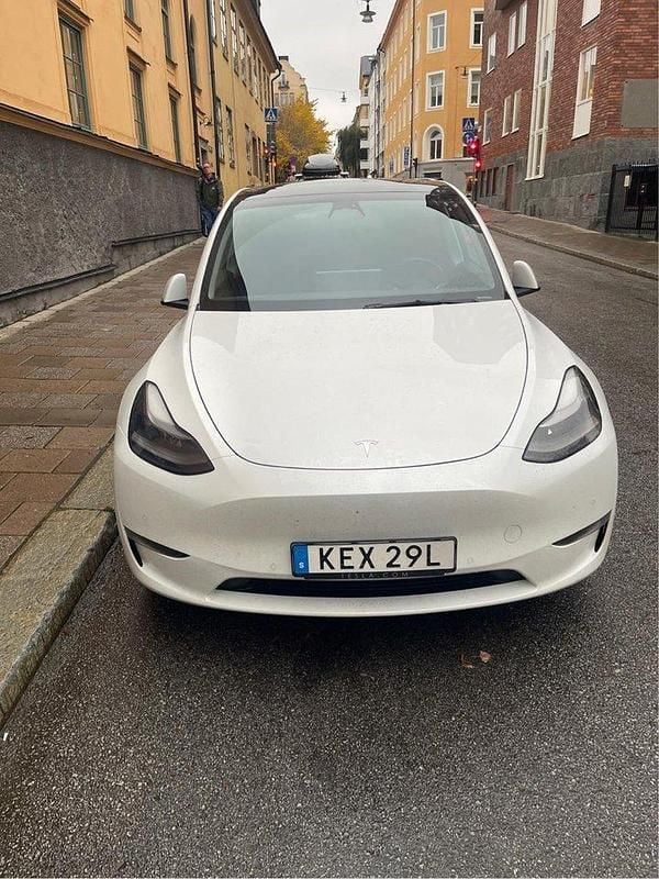 Vit Begagnad 2022 Tesla Model Y Long Range AWD SUV | 325 000 kr (Superpris) - Bild 1/4