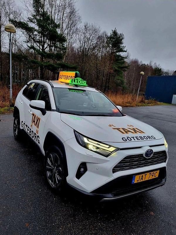 Vit Begagnad 2024 Toyota RAV4 Hybrid Executive SUV | 359 900 kr (Superpris) - Bild 1/4