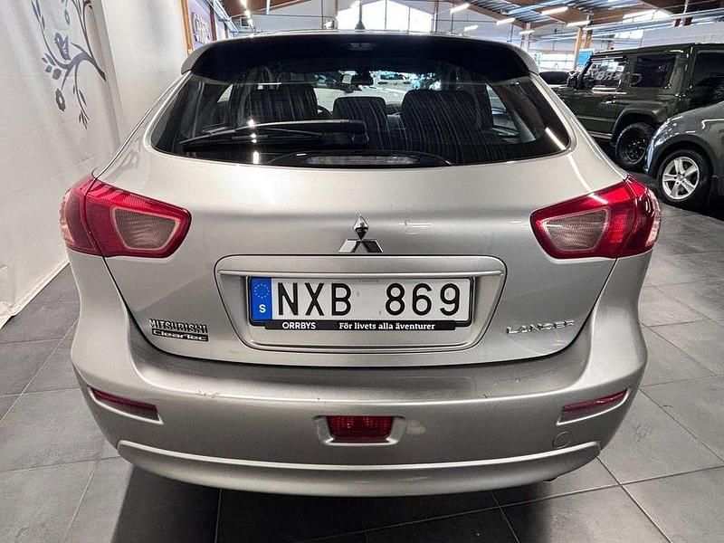 Begagnad Mitsubishi Lancer Sportback Inform 117 HK (86 kW) 2013 Silver Halvkombi