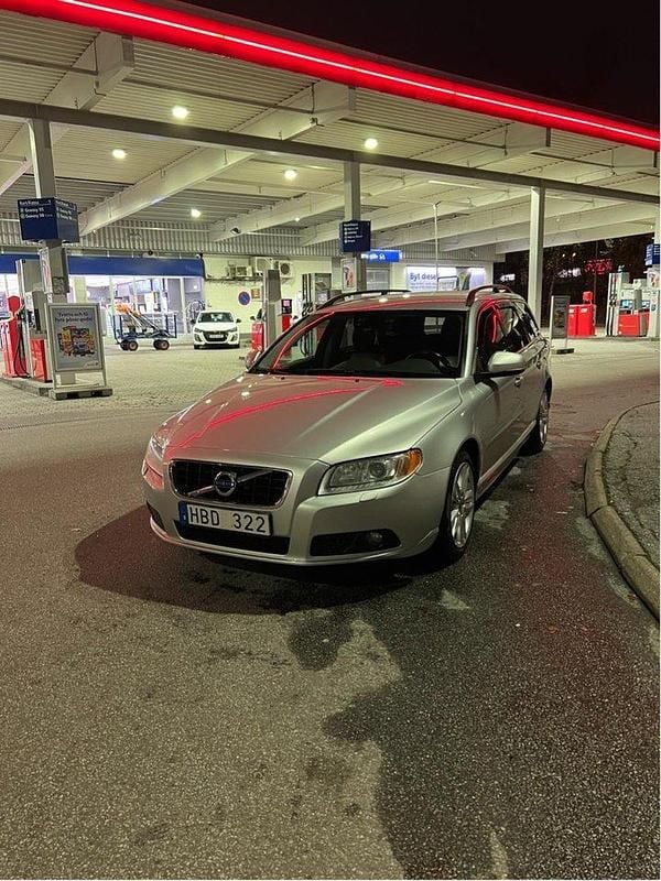 Grå Begagnad 2013 Volvo V70 Momentum Kombi | 75 000 kr (Superpris) - Bild 1/4