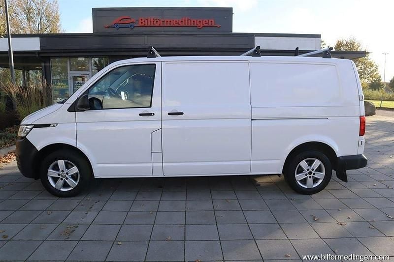 Vit svart Begagnad 2021 VW T6.1 Van | 279 900 kr (Superpris) - Bild 1/4