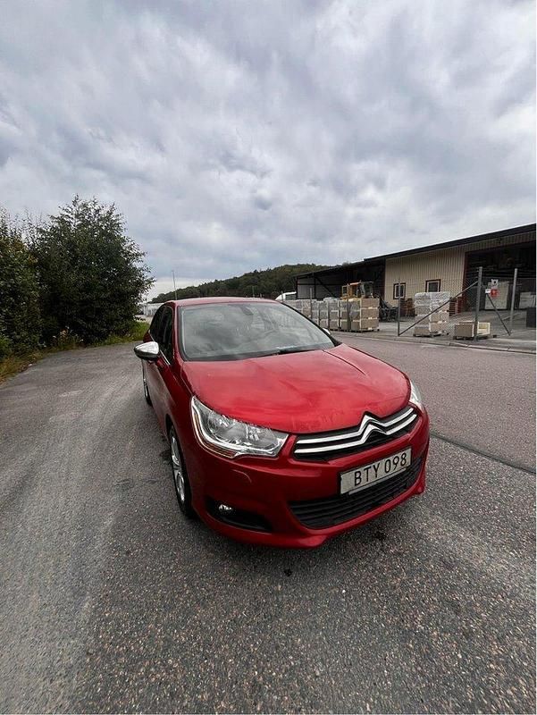 Röd Begagnad 2014 Citroën C4 Halvkombi | 50 000 kr (Marknadspris) - Bild 1/4