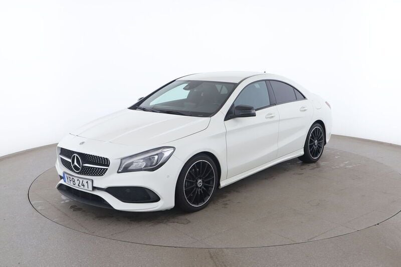 Vit Begagnad 2017 Mercedes CLA200 AMG line Sportkupé | 201 000 kr (Lite dyr) - Bild 1/4