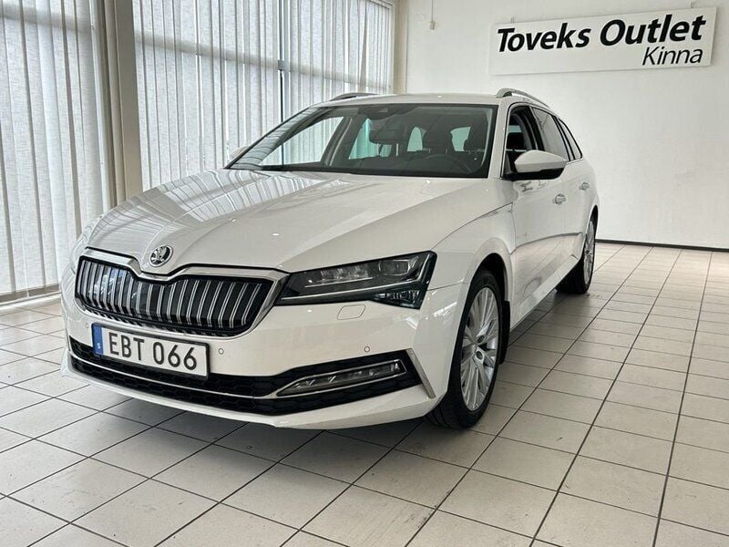 Vit Begagnad 2021 Skoda Superb Business Line Kombi | 239 900 kr (Bra pris) - Bild 1/4