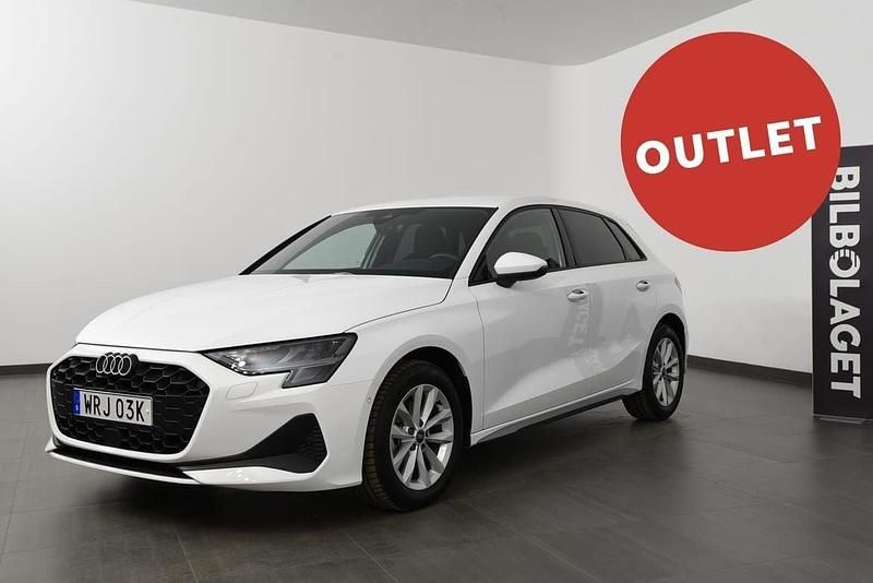 Vit Ny 2024 Audi A3 Sportback Proline Halvkombi | 309 500 kr (Bra pris) - Bild 1/4