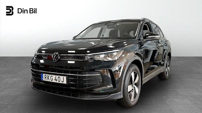 Svart (grenadilla black metallic) Ny 2025 VW Tiguan Life SUV | 524 900 kr (Bra pris) - Bild 1/4