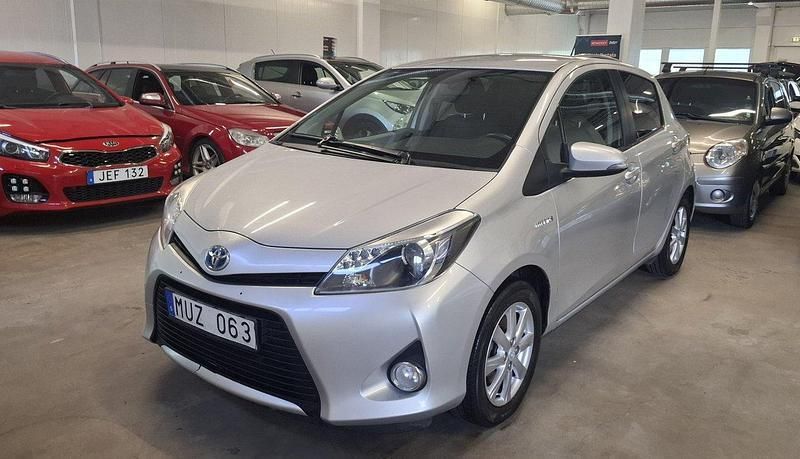 Silver Begagnad 2012 Toyota Yaris Hybrid Active Halvkombi | 79 999 kr (Dyr) - Bild 1/4