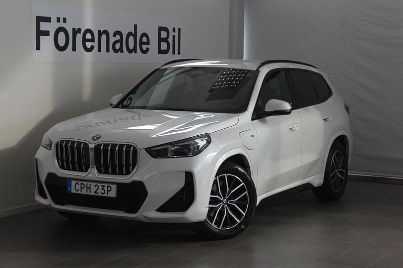 Vit Begagnad 2025 BMW X1 M Sport SUV | 549 000 kr (Marknadspris) - Bild 1/4