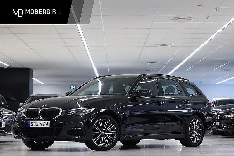 Svart Begagnad 2022 BMW 330e M Sport Kombi | 339 900 kr (Marknadspris) - Bild 1/3