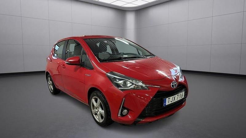 Begagnad Toyota Yaris Hybrid Active 101 HK (74 kW) 2018 Röd Halvkombi