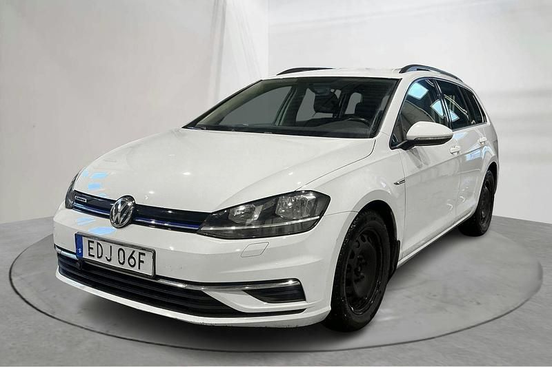 Vit Begagnad 2020 VW Golf VII | 119 000 kr (Bra pris) - Bild 1/4