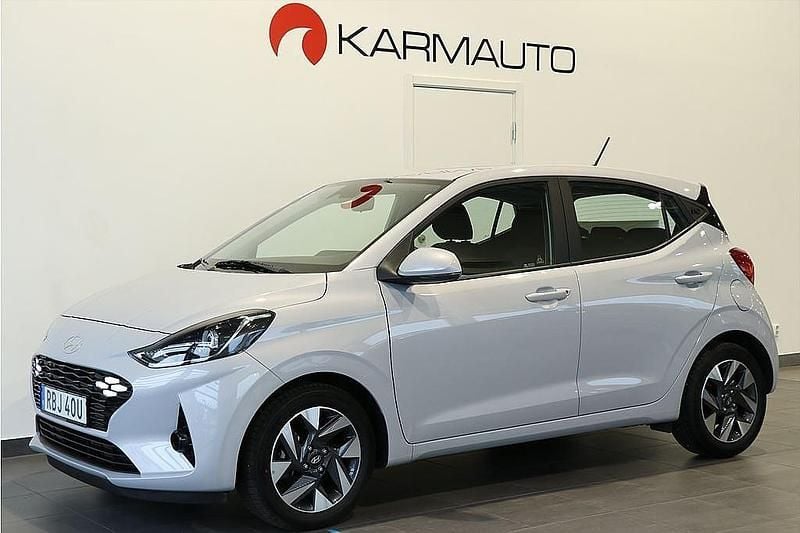 Grå Begagnad 2024 Hyundai i10 Advanced Halvkombi | 169 800 kr (Marknadspris) - Bild 1/4