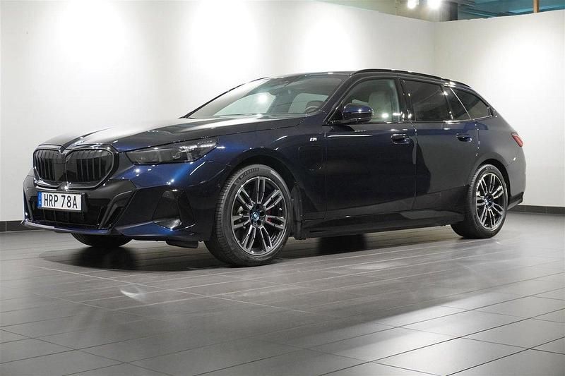 Svart Begagnad 2024 BMW 530e M Sport Kombi | 664 800 kr (Lite dyr) - Bild 1/4