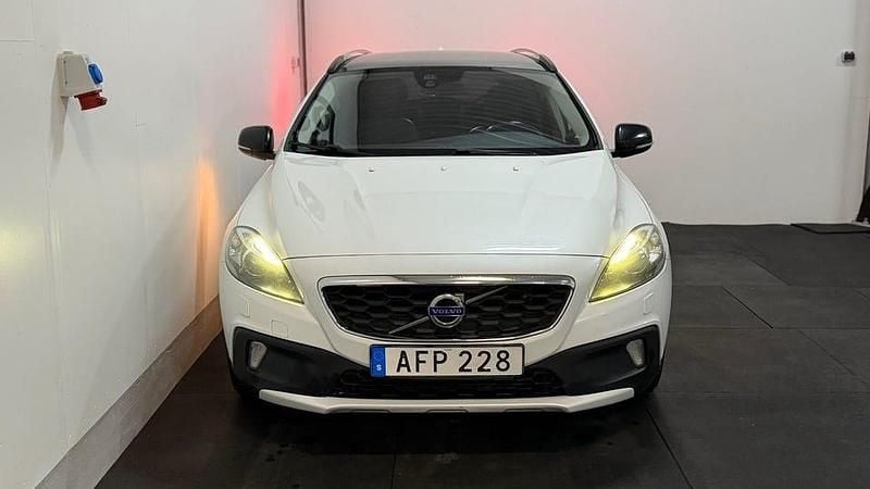 Begagnad Volvo V40 CC Momentum 116 HK (85 kW) 2015 Vit Kombi