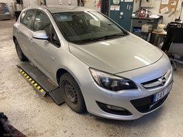 Grå Begagnad 2013 Opel Astra Active Halvkombi | 69 900 kr (Marknadspris) - Bild 1/2