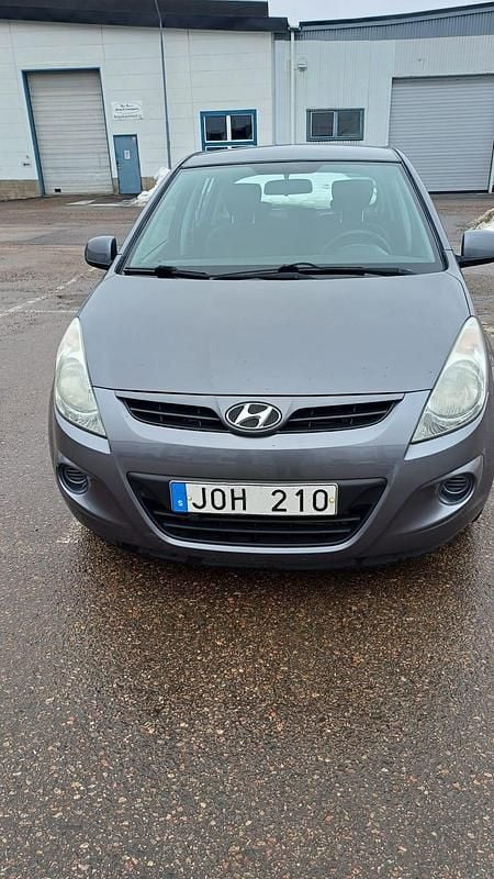 Begagnad Hyundai i20 77 HK (56 kW) 2011 Metallic Halvkombi