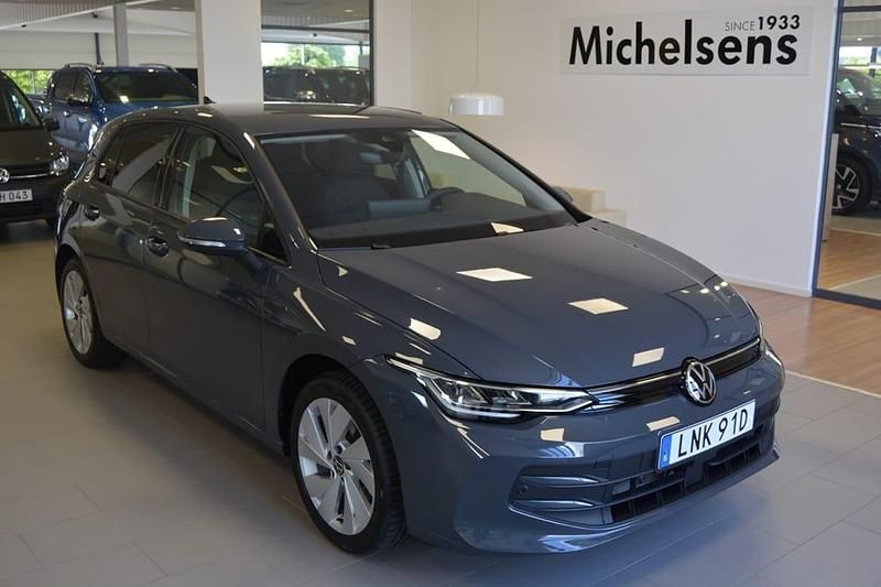 Grå Begagnad 2024 VW Golf VIII Edition Halvkombi | 329 900 kr (Marknadspris) - Bild 1/4