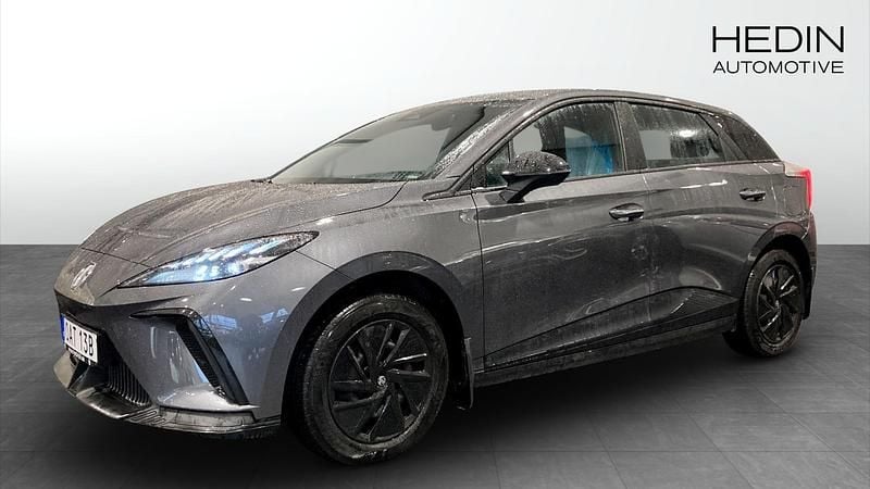 Grå (grey) Begagnad 2023 MG MG4 EV Halvkombi | 259 900 kr (Marknadspris) - Bild 1/4