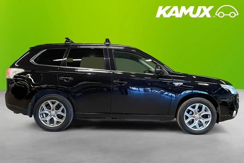 Begagnad Mitsubishi Outlander P-HEV 203 HK (149 kW) 2014 Svart SUV