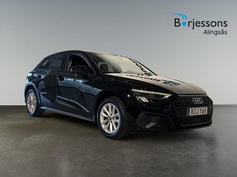 Svart Begagnad 2022 Audi A3 Sportback Proline Halvkombi | 229 900 kr (Marknadspris) - Bild 1/4
