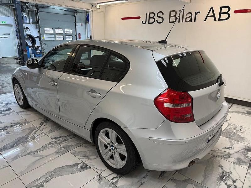 Begagnad BMW 118 Advantage 143 HK (105 kW) 2009 Grå Halvkombi