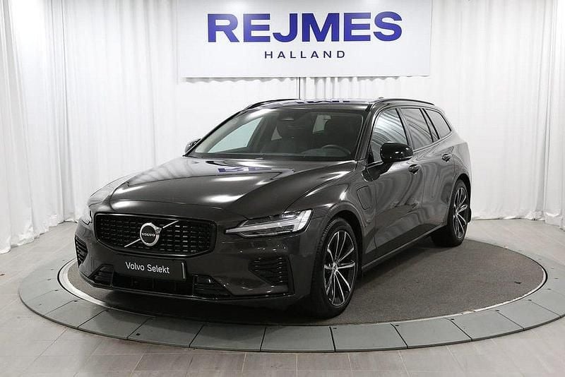 Grå Begagnad 2025 Volvo V60 Plus Kombi | 499 500 kr (Marknadspris) - Bild 1/4
