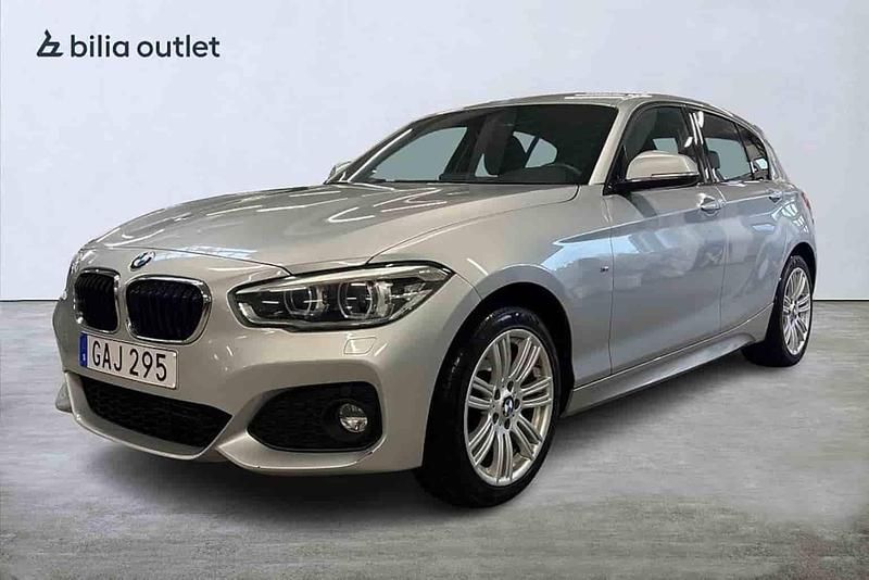 Silver Begagnad 2017 BMW 118 Halvkombi | 154 900 kr (Marknadspris) - Bild 1/1