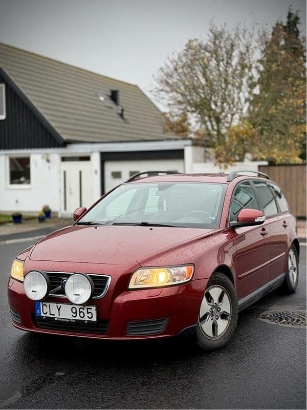 Röd Begagnad 2010 Volvo V50 Kinetic Kombi | 29 999 kr (Marknadspris) - Bild 1/4